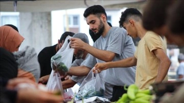 Hatay'da semt pazarında babasıyla çalışan genç, üniversiteyi tam burslu kazandı