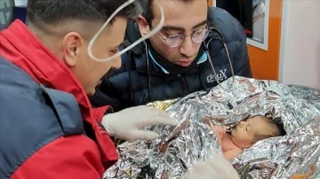 Hatay'da Yağız Ulaş bebek ile annesi 90. saatte enkazdan kurtarıldı