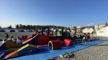Hatay'daki çadır kentte çocuklar için cimnastik parkuru kuruldu