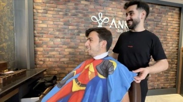 Hataylı berber müşterilerini çizgi film karakterli önlüklerle tıraş ettiği anları kaydetti