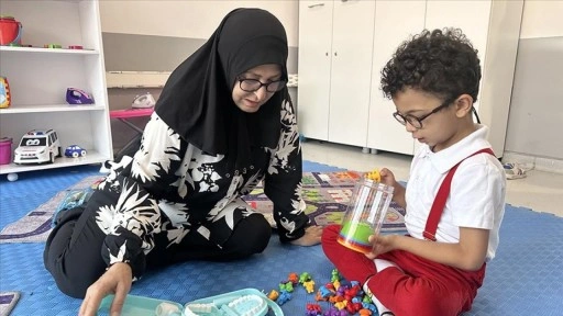 Hataylı depremzede babaanne ile otizmli Halil birbirlerine "güç" veriyor