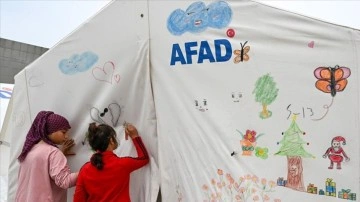 Hataylı depremzede çocuklar, kaldıkları çadır kenti resimleriyle renklendiriyor