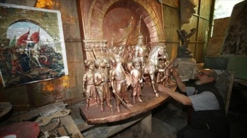 Hataylı heykeltıraş, depremde az hasar gören Fatih Sultan Mehmet'in heykelini bitirmeye çalışıy
