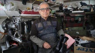 Hataylı usta 44 yıldır aynı d&uuml;kkanda ayakkabı tamir ediyor