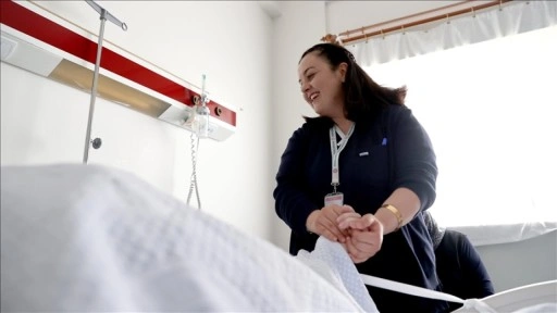 Hatice hemşire, bir gözündeki görme kaybına rağmen hastalara destek oluyor