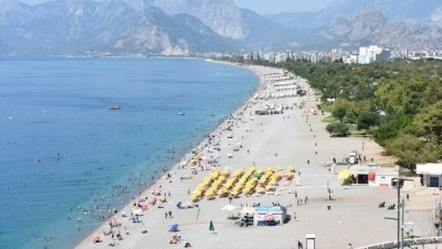 Hava sıcaklığının 38 dereceye ulaştığı Antalya'nın sahillerinde yoğunluk yaşandı