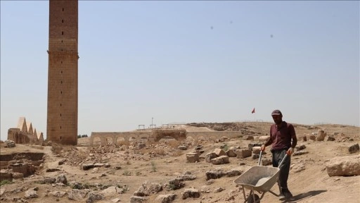 Hava sıcaklığının 50 dereceye yaklaştığı Şanlıurfa'da tarihin izini sürüyorlar