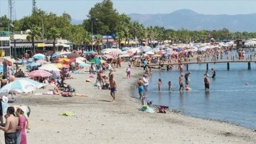 Hava sıcaklıklarının 36 dereceyi aştığı Edremit Körfezi'nde sahiller doldu