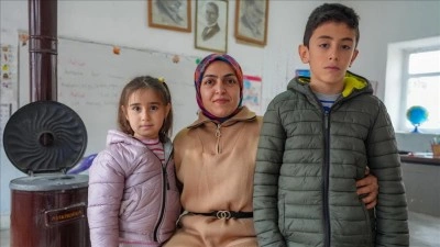 Havag&uuml;l &ouml;ğretmen ilk atandığı Diyarbakır'da iki &ouml;ğrencisini geleceğe hazırlıyor