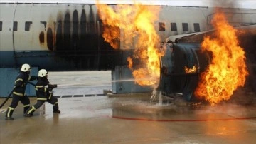 Havalimanı kurtarma ve yangınla mücadele ekipleri acil durumlara karşı hazır