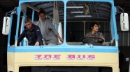 Hayallerinin peşinden gitmek için aldığı 45 yaşındaki otobüsü karavana dönüştürüyor
