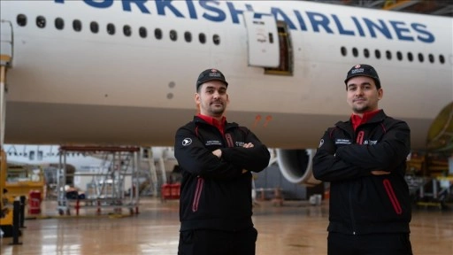 Hayatları boyunca hiç ayrılmayan ikizler gökyüzünde emniyeti birlikte sağlıyor