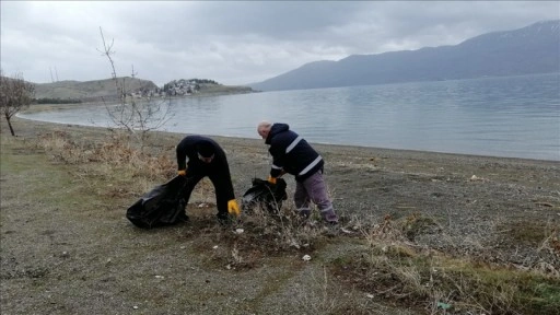 Hazar Gölü çevresinden 7 ton çöp toplandı