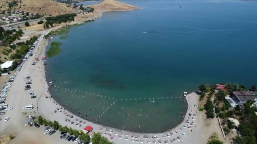 Hazar Gölü sahili kavurucu sıcaktan bunalanların adresi oluyor