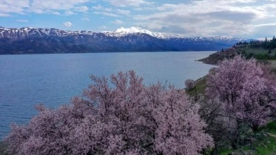 Hazar G&ouml;l&uuml; ziyaret&ccedil;ilerine baharın ve kışın renklerini bir arada sunuyor