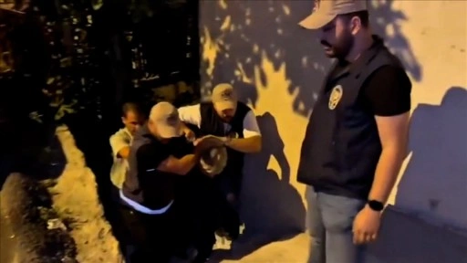 Hazreti Muhammed'in karikatür çizimini yayımlayan derginin grafikeri gözaltına alındı