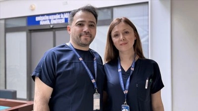 Hemşire &ccedil;ift tanıştıkları hastanede omuz omuza g&ouml;rev yapıyor