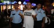 ‘Hero’ tişörtü giyen bir kişi yemek yediği sırada gözaltına alındı