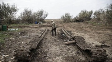 Herson cephesindeki Ukrayna tank birlikleri piyadelerin ilerlemesini sağlıyor