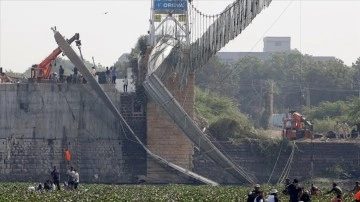 Hindistan Başbakanı Modi asma köprünün çöktüğü Gujarat eyaletini ziyaret etti