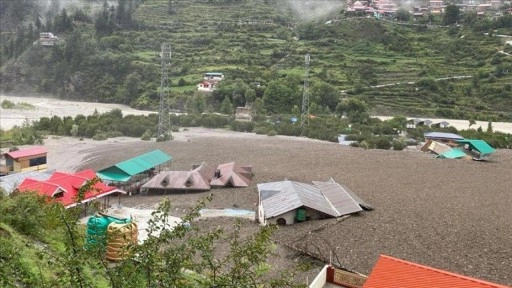 Hindistan'da 4 kişinin ölümüne sebep olan heyelanda yaklaşık 100 kişi kayboldu