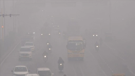 Hindistan'da hava kirliliğinin yol a&ccedil;tığı sis, u&ccedil;uşlarda aksaklıklara neden oldu