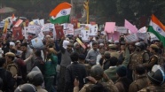 Hindistan'da Müslüman göçmenlerin aleyhine değiştirilen yasaya karşı gösteriler sürüyor