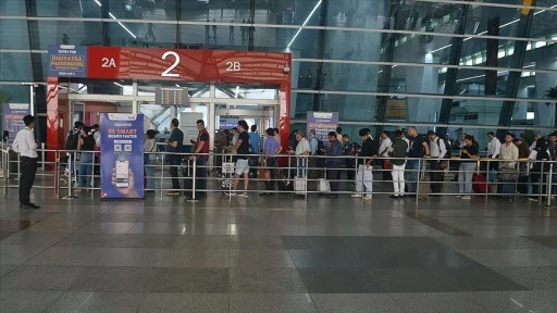 Hindistan'da Indira Gandhi Havalimanı'nda teknik arıza nedeniyle 100'ün üzerinde uçuş gecikti