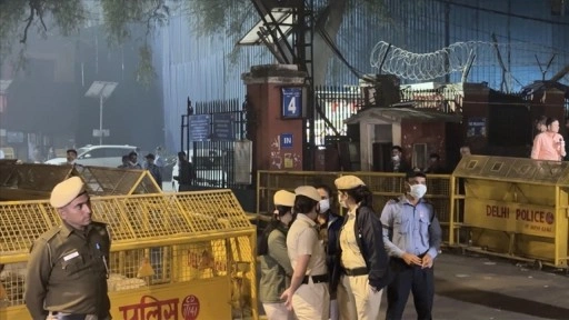 Hindistan'ın başkenti Yeni Delhi'de bir araçta meydana gelen patlamada 8 kişi hayatını kay