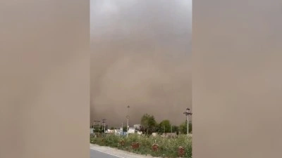 Hindistan'ın bazı b&ouml;lgelerinde toz fırtınası etkili oluyor