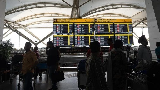 Hindistan'ın Indira Gandhi Havalimanı'ndaki teknik arıza sonrası aksayan uçuşlar normale dönüyor