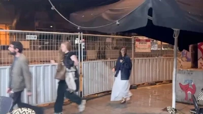 Hizbullah'ın roketleri sebebiyle &ouml;n uyarı alarmı gelmeden &ccedil;alan sirenler ile Tel Aviv'de panik
