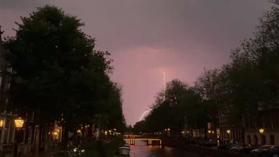 Hollanda'da 24 saatte 300 binden fazla yıldırım kaydedildi
