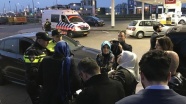 Hollanda&#039;da AA ve TRT aracına polis engeli