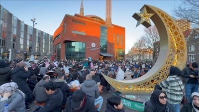 Hollanda'da Cami Meydanı'nda d&uuml;zenlenen sokak iftarına yaklaşık 1500 kişi katıldı