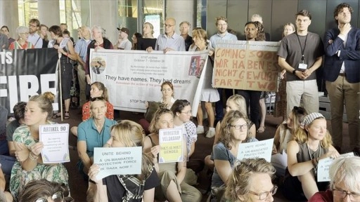 Hollanda'da diplomatlar ve memurlar, Gazze'deki soykırımı ve açlığı protesto etti