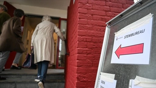 Hollanda'da erken genel seçimde aşırı sağ oy kaybederken merkez partileri güçlendi