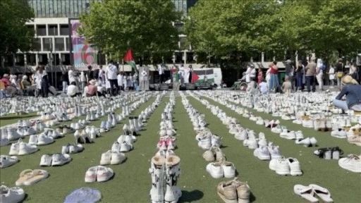 Hollanda'da, İsrail saldırılarında ölen sağlık çalışanları için 1400 çift beyaz ayakkabı bırakı