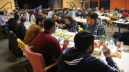 Hollanda'da mülteciler ile Müslüman gençler aynı sofrayı paylaştı
