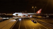 Hollanda'da Türk iş adamının otelin bahçesine koyacağı uçak otoyoldan geçti