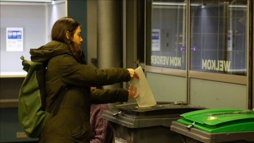 Hollanda genel seçimler için sandık başında