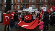 Hollanda'nın skandal tavrı Londra'da protesto edildi