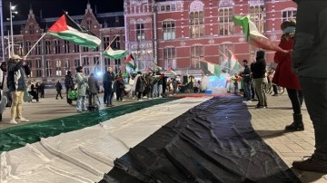 Hollanda'da 15 tren istasyonunda Filistin'e destek için oturma eylemi yapıldı