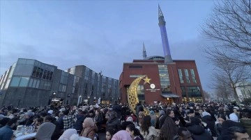 Hollanda'da 'Cami Meydanı'nda 1500 kişilik sokak iftarı düzenlendi