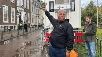 Hollanda'da ırkçı PEGIDA lideri, Türkiye’nin Lahey Büyükelçiliği önünde Kur'an-ı Kerim yır