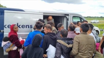Hollanda'da Müslümanlardan Ter Apel köyünde aylardır dışarıda yatan sığınmacılara yardım