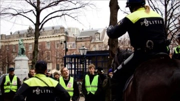 Hollanda'da "polis memurlarının başörtüsü takabilmesinin mümkün hale getirilmesi" öne