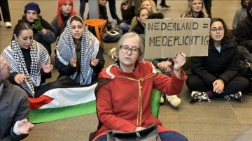 Hollanda'da seçim arifesinde yapılan oturma eyleminde "Gazze'de ateşkes" çağrısı
