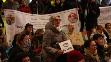 Hollanda'da tren istasyonlarında Filistin'e destek için oturma eylemleri yapıldı