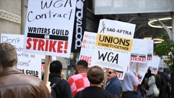 Hollywood'daki şartlar nedeniyle grev yapan senaristler Los Angeles'ta protesto düzenledi